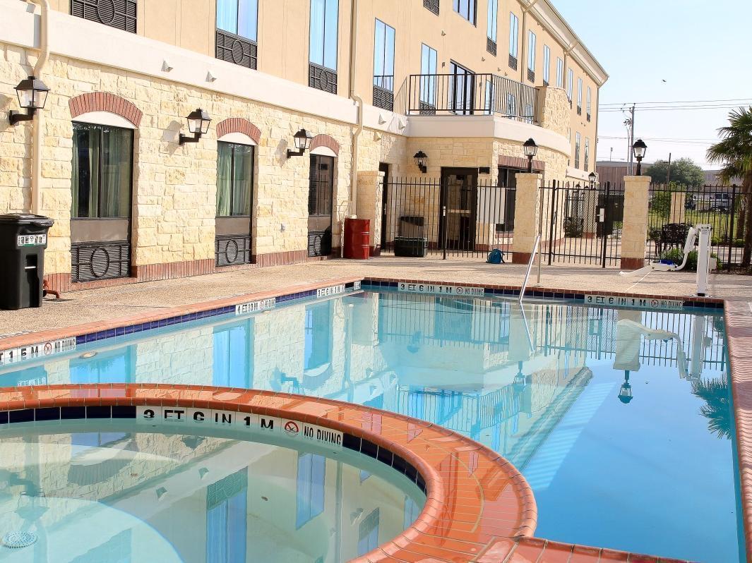 Holiday Inn Express Hotel & Suites Floresville By Ihg Exterior foto